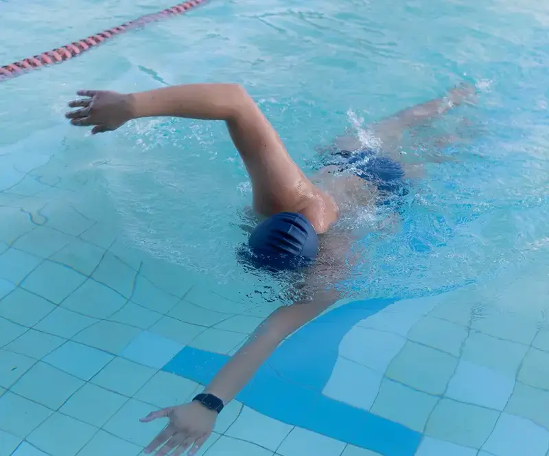 Imagem de um homem nadando em uma piscina.