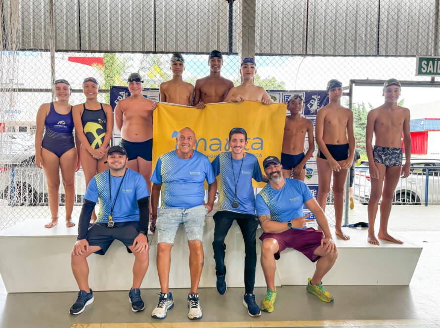 Equipe de jovens atletas da Manta Natação treinando em Brasília, inspirada pelo exemplo de Guilherme Caribé.