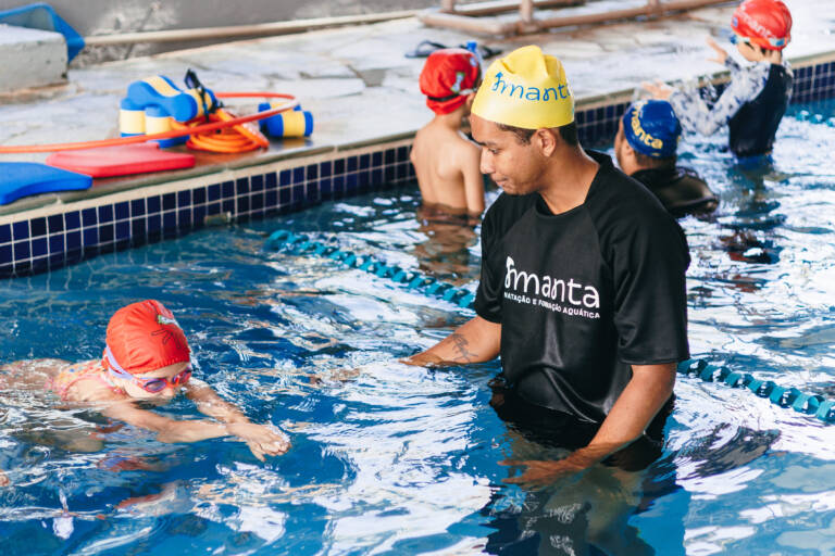 Aula de natação infantil Manta