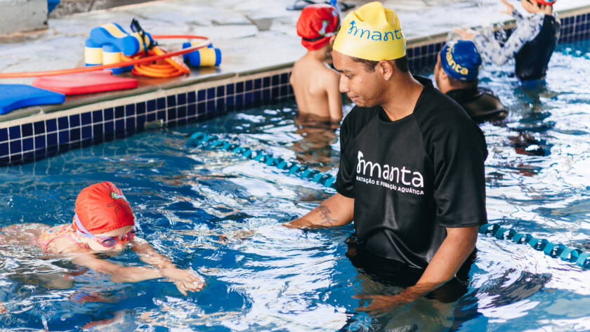 Aula de natação infantil Manta