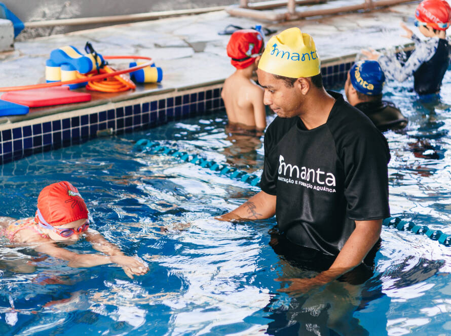 Aula de natação infantil Manta